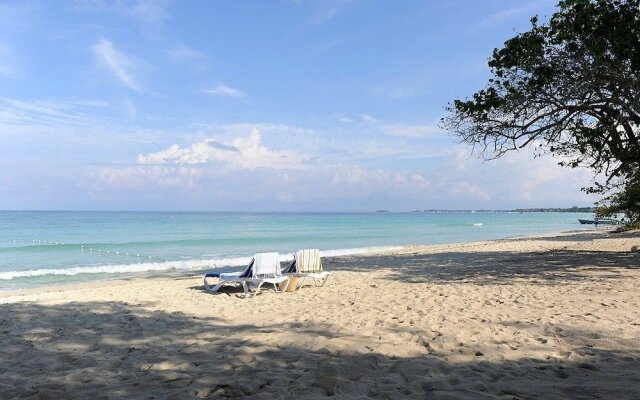 Coral Seas Beach Resort