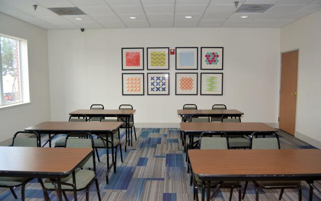 Holiday Inn Express And Suites by IHG