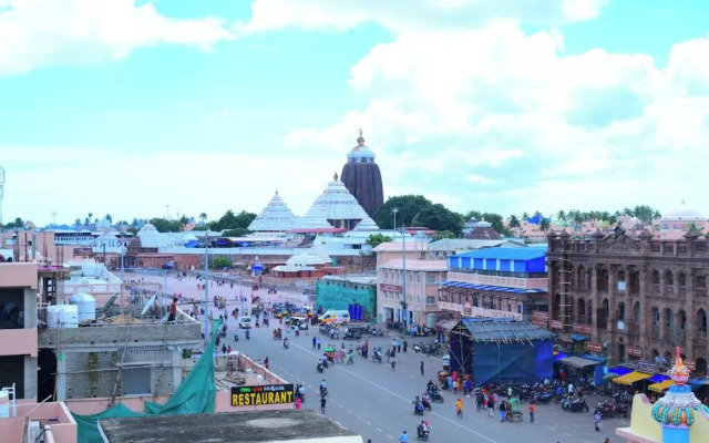 DhamStay Hotel Santosh Inn Near Temple