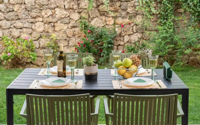Central & Elegant Suite with private garden