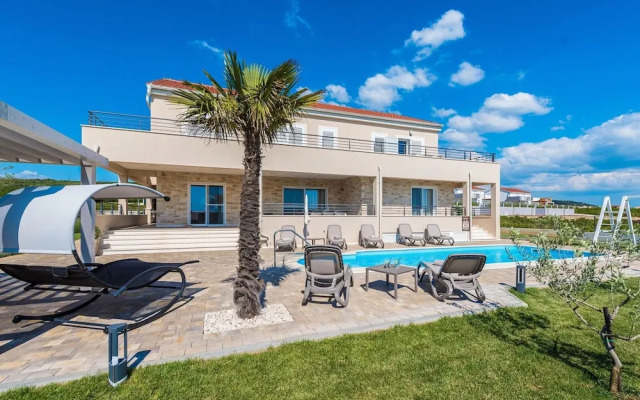 Superb 5 Villa With Heatable Pool Terrace, 4 en Suite Bedrooms, 5 km From sea