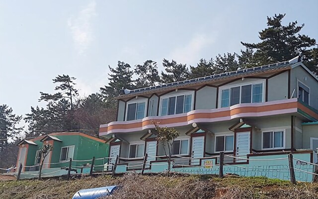 Yeosu Hyangilam Jeonmangdae Pension