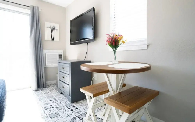 Corner Top Floor Fall Creek Convenient to 76