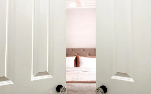 Saint Brides - Superior Boutique Accomodation - STEPS TO PAKINGTON STREET – Guest Rooms – Geelong