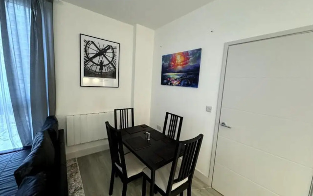Cozy Bracknell Apartment With Modern Amenities