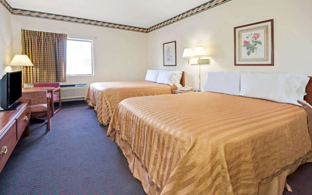 Travelodge by Wyndham St. Louis