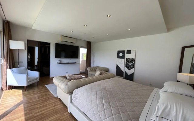 The Lake Villa Mountains & Sea view
