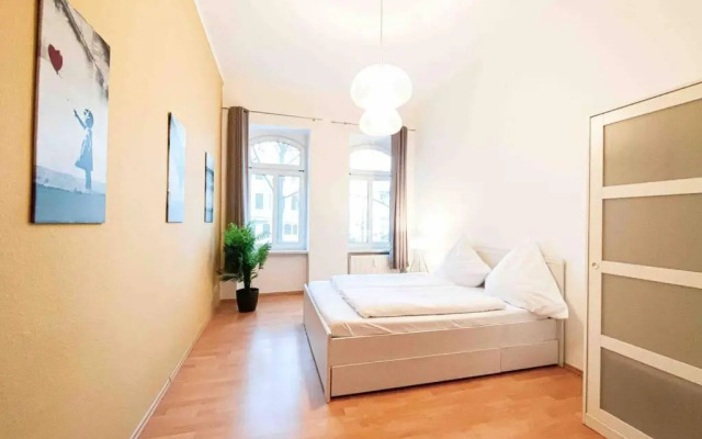 Altbauwohnung direkt an der Karli mit Balkon - Netflix inklusive