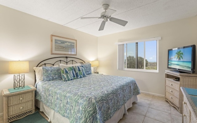 Life's A Beach~oceanfront 2 Bedroom Condo by RedAwning