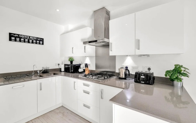 Foxherne 5Bdrm 3BA Serviced House Slough