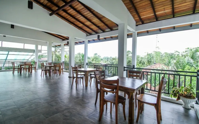 OYO 371 River Palace Hotel