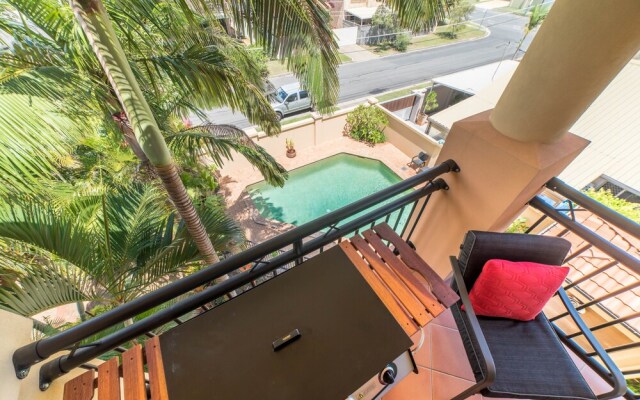 Beachside Gold Coast Apartment With Pool