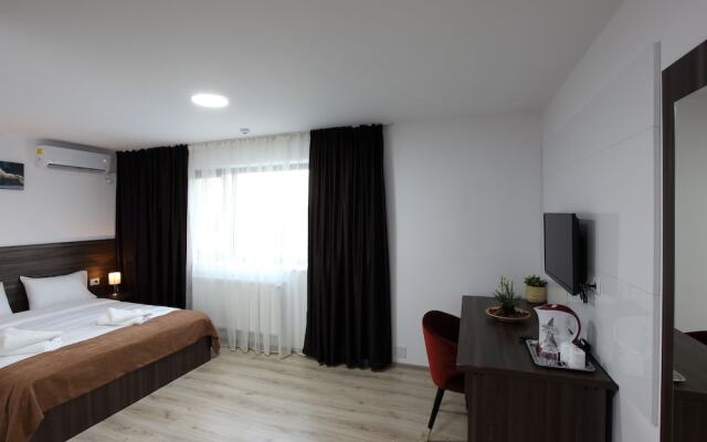 Bliss Hotel and Apartments