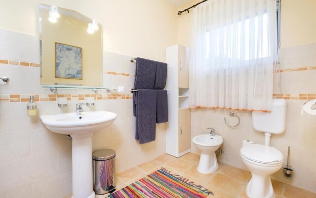 Amazing Home in Zagreb With 4 Bedrooms, Wifi and Jacuzzi