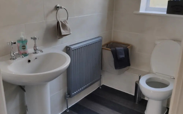 Charming and Stylish 2-bed Apart - London Dagenham