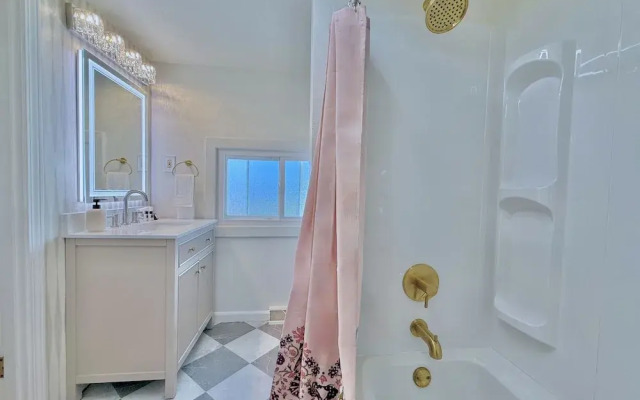 The Colonial Mt. Lebanon by Luxe PGH
