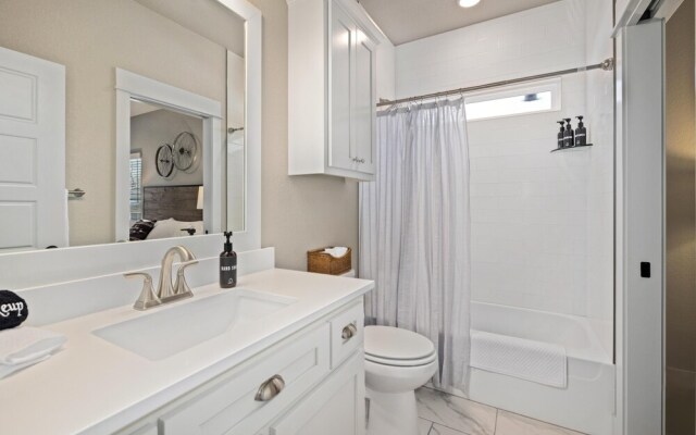 Big Blue on Main-hot Tub-less Than 1 Mi to Square