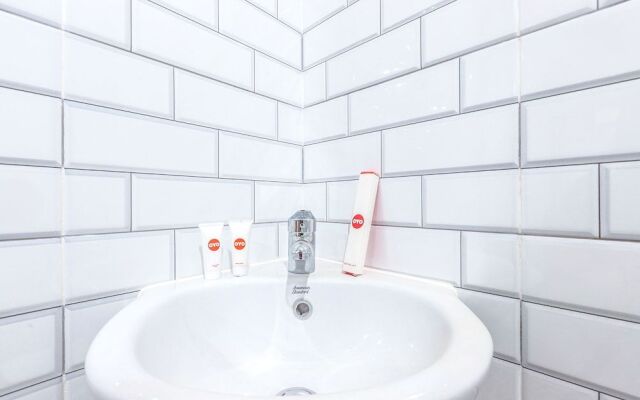 OYO 506 Moes Residence