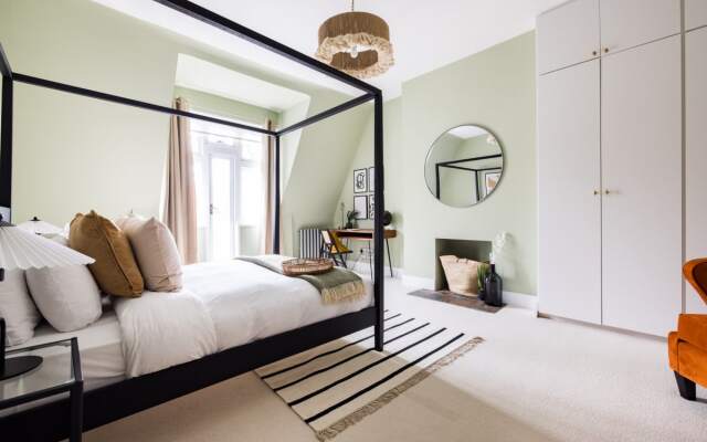 The Queens Park Sanctum - Lovely 2bdr Flat with Balcony