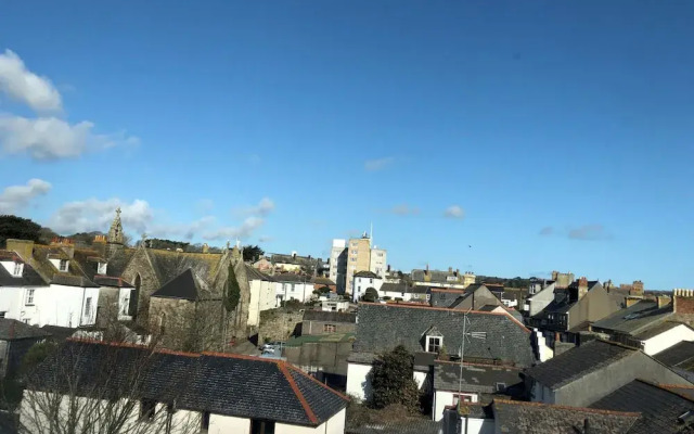 Stunning Town Centre Penthouse w Sea Views