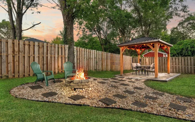 Stylish 4BR Haven Backyard and Fire Pit