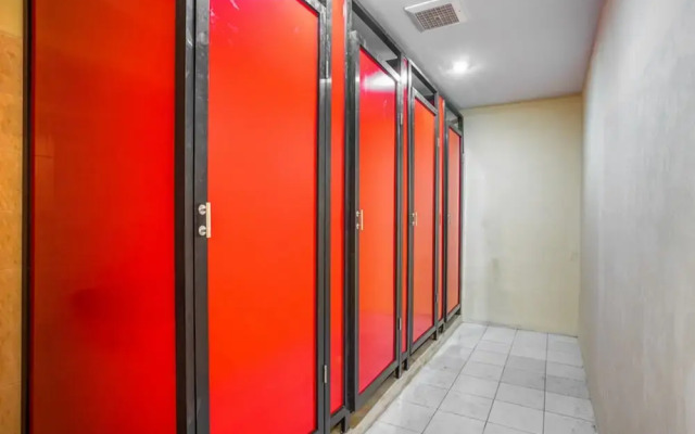 RedDoorz Plus near RSUD Dr. Pirngadi Medan 2 - Hostel