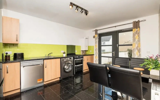 3 Bedroom House - Free Parking
