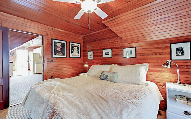Romantic Crowâ€™s Nest Hideaway 1 Bedroom Apts