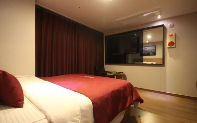 Hotel The May