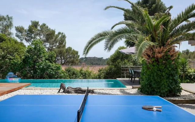 Moderna villa con piscina y amplio jardín