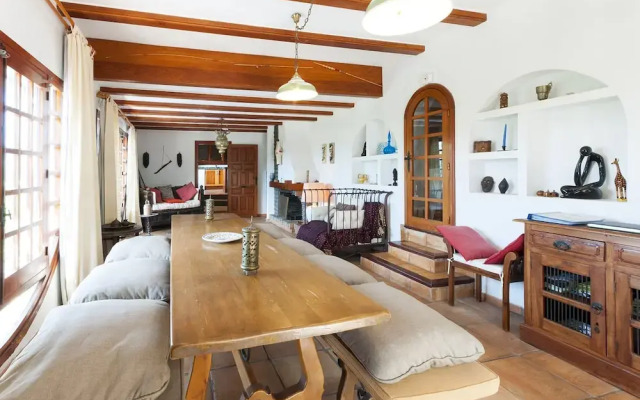 Casabra in Ador With 5 Bedrooms and 3 Bathrooms