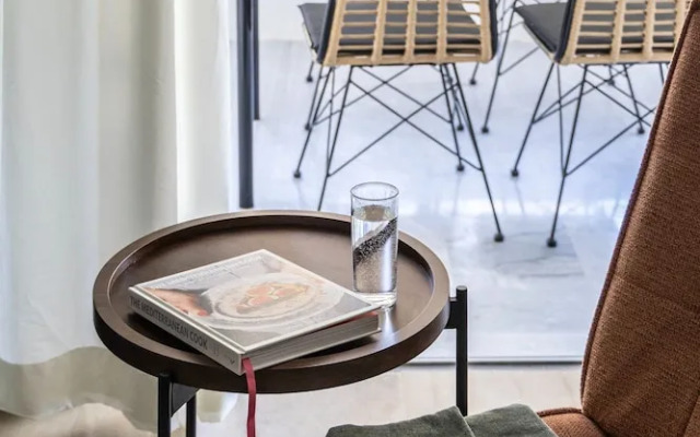 Stylish 1BR Retreat Near Alimos Beach Tram