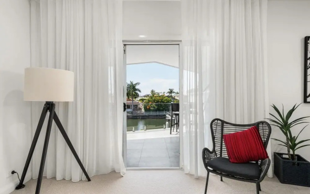 Modern Waterfront Retreat Private Pool Dock