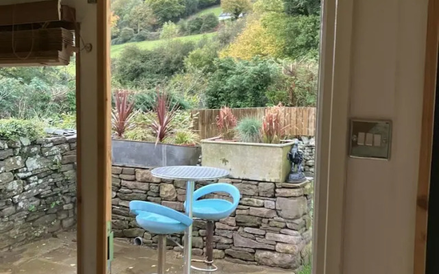 1 Bed Converted Railway Wagon Near Crickhowell