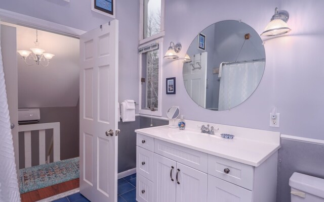 Classic Stowe Ski 3 Bedroom Chalet by RedAwning