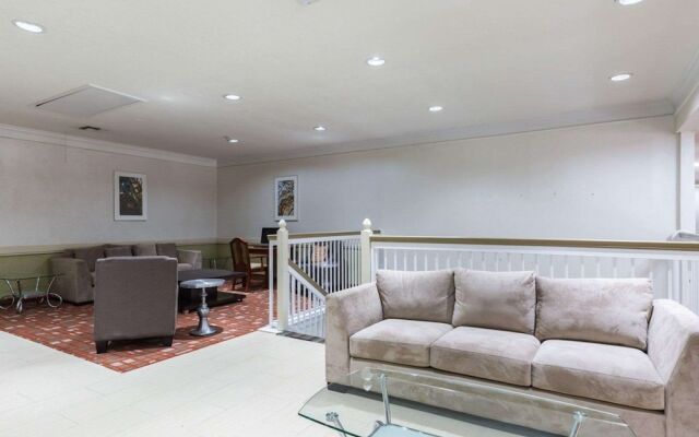 Econo Lodge Inn & Suites East Houston I-10