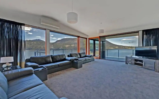 Hobart Waterfront Luxury Retreat