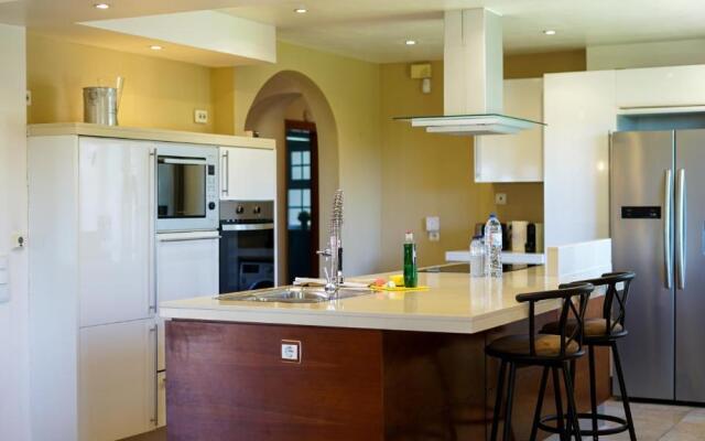 Villa Bliss 450 m2 Luxury Oasis with Saltwater Pool