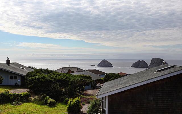 Oceanside Perch 3 Br home by RedAwning