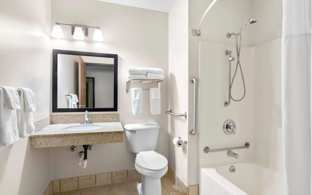 Super 8 by Wyndham La Crosse