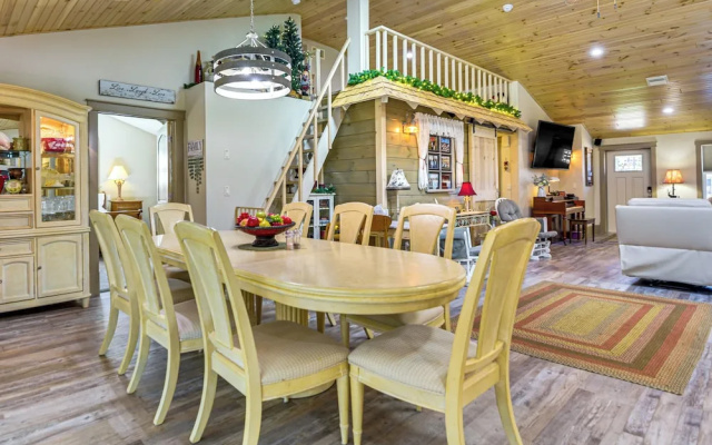 Peaceful 3-bedroom Home w/ Pool in Sarasota