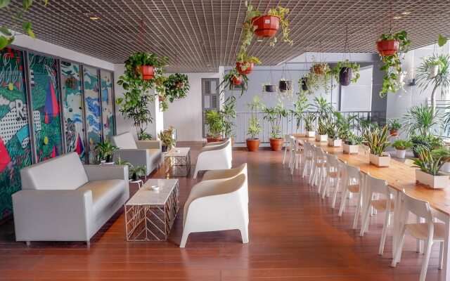 Spacious and Modern L'Avenue Apartment