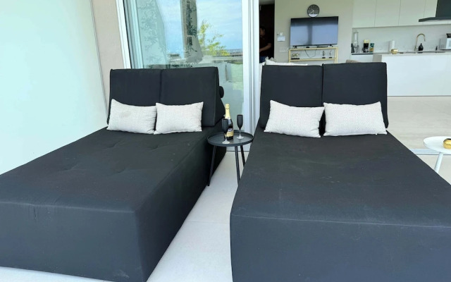 Luxury 2BR Bolongo Ocean View Private Beach