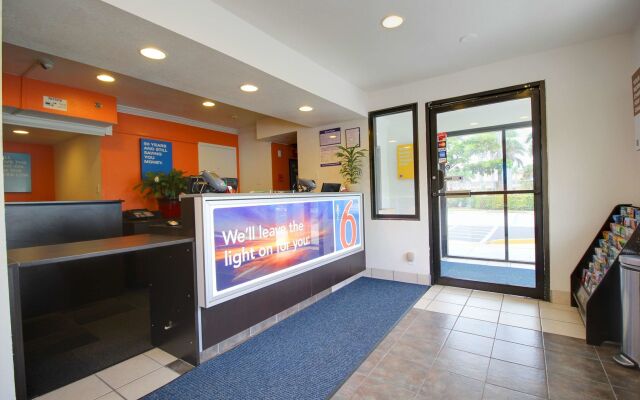 Motel 6 Lantana, FL