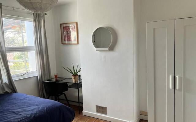 Spacious 3 bedroom house close to city centre