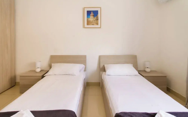 Villa Swieqi with shared room nb1