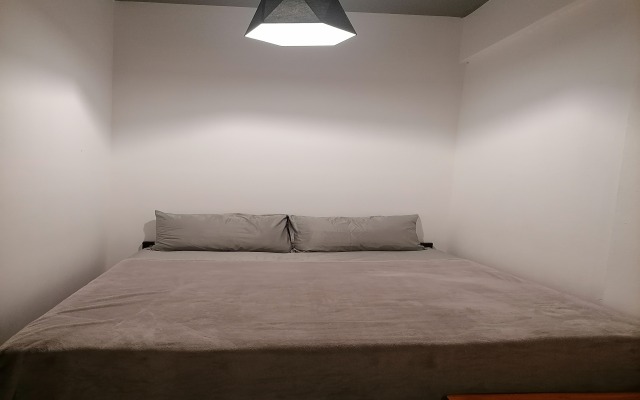 8 Sleepers Street Hostel