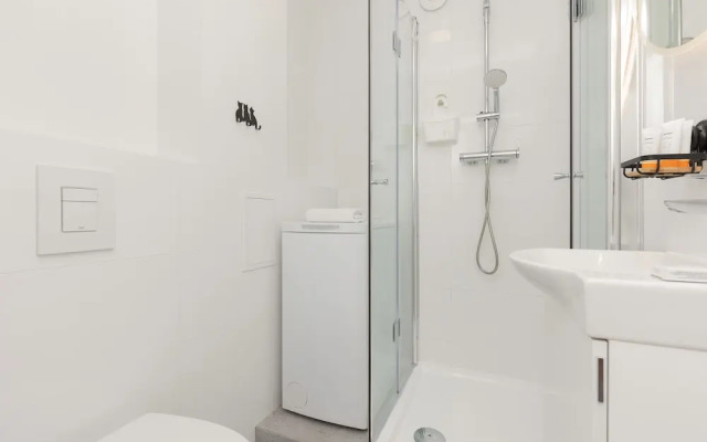 Warsaw Apartment Elekcyjna by Renters