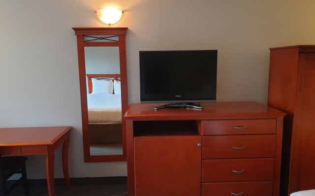 Riverland Inn & Suites