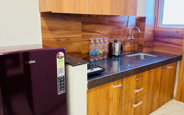 Stay 10 Parallel Apartment Hotel